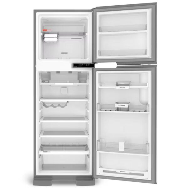 Geladeira de duas portas com freezer superior. O design é moderno e elegante, com acabamento em inox. A porta superior é destinada ao freezer, enquanto a inferior é para o refrigerador. **Características do Produto:** **Freezer:** - Localizado na parte superior. - Possui uma prateleira de vidro ajustável. - Compartimento para gelo com bandeja de gelo. - Porta com duas prateleiras internas para armazenamento adicional. **Refrigerador:** - Localizado na parte inferior. - Equipado com três prateleiras de vidro ajustáveis. - Gaveta inferior para legumes e frutas com controle de umidade. - Suporte para garrafas na porta. - Compartimento para laticínios na porta. - Prateleiras na porta para armazenamento de itens menores. - Iluminação interna em LED. **Características Técnicas:** - Sistema de refrigeração Frost Free. - Controle de temperatura digital na parte externa da porta do refrigerador. - Capacidade total aproximada de 400 litros. - Classificação energética A, garantindo eficiência no consumo de energia. - Sistema de degelo automático. - Pés ajustáveis para nivelamento. **Funcionalidades Adicionais:** - Tecnologia de resfriamento rápido. - Alarme de porta aberta. - Função de economia de energia. - Design interno flexível para melhor organização dos alimentos. **Dimensões Aproximadas:** - Altura: 1,80 metros. - Largura: 70 cm. - Profundidade: 70 cm. **Material:** - Corpo em aço inoxidável. - Prateleiras internas de vidro temperado. - Gavetas e compartimentos em plástico resistente. **Categoria do Produto:** - Eletrodomésticos - Geladeiras - Geladeiras Frost Free - Geladeiras com Freezer Superior