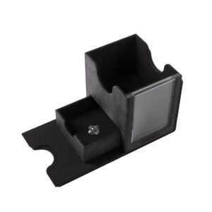 Porta-cartas e organizador de mesa.

Características:

- **Material**: Possivelmente feito de plástico ou material similar com acabamento texturizado que simula fibra de carbono, proporcionando um visual moderno e sofisticado.
- **Cor**: Preto.
- **Design**: Estrutura modular com dois compartimentos principais; um compartimento maior para cartas ou documentos e um menor para itens como cartões ou pequenos objetos.
- **Compartimento maior**: Possui um suporte frontal transparente para exibição de um cartão ou etiqueta.
- **Compartimento menor**: Possui um logotipo ou emblema, adicionando um detalhe estético.
- **Base**: Estendida, com um recorte semicircular que pode servir para encaixe ou manuseio fácil.
- **Funcionalidade**: Ideal para organização de documentos, cartas e pequenos objetos de escritório, mantendo a mesa limpa e organizada.
- **Estilo**: Minimalista e funcional, adequado para ambientes de escritório modernos.

Atributos adicionais podem incluir resistência a arranhões, leveza e facilidade de limpeza.