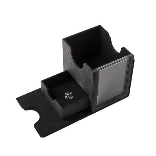 Porta-cartas e organizador de mesa.

Características:

- **Material**: Possivelmente feito de plástico ou material similar com acabamento texturizado que simula fibra de carbono, proporcionando um visual moderno e sofisticado.
- **Cor**: Preto.
- **Design**: Estrutura modular com dois compartimentos principais; um compartimento maior para cartas ou documentos e um menor para itens como cartões ou pequenos objetos.
- **Compartimento maior**: Possui um suporte frontal transparente para exibição de um cartão ou etiqueta.
- **Compartimento menor**: Possui um logotipo ou emblema, adicionando um detalhe estético.
- **Base**: Estendida, com um recorte semicircular que pode servir para encaixe ou manuseio fácil.
- **Funcionalidade**: Ideal para organização de documentos, cartas e pequenos objetos de escritório, mantendo a mesa limpa e organizada.
- **Estilo**: Minimalista e funcional, adequado para ambientes de escritório modernos.

Atributos adicionais podem incluir resistência a arranhões, leveza e facilidade de limpeza.