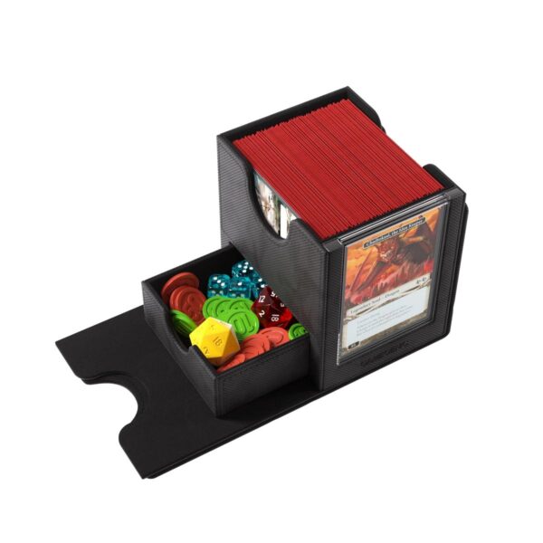 Porta-baralhos de cartas colecionáveis com bandeja para acessórios.

Características:

- **Material**: Plástico rígido com acabamento texturizado.
- **Cor**: Preto, com divisórias internas em vermelho.
- **Capacidade**: Armazena aproximadamente 100 cartas com protetores.
- **Compartimentos**: 
  - Divisão principal para cartas.
  - Bandeja deslizante inferior para acessórios como dados e marcadores.
- **Acessórios incluídos**: Dados de várias cores (vermelho, azul, verde, amarelo) e marcadores plásticos numerados.
- **Design**: 
  - Estrutura robusta com bordas reforçadas.
  - Abertura frontal para facilitar o acesso às cartas.
- **Funcionalidade**: Ideal para jogadores de jogos de cartas colecionáveis que necessitam de organização e proteção para suas cartas e acessórios.
- **Portabilidade**: Compacto e fácil de transportar, adequado para uso em eventos e torneios.

Categoria: Acessórios para jogos de cartas colecionáveis.