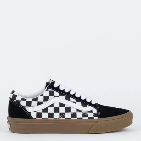 **Produto:** Tênis Vans Old Skool Fat Lace Checker Black VN0A2Z42BM8

**Descrição e Características:**

- **Modelo:** Old Skool
- **Cor:** Checker Black (xadrez preto e branco)
- **Material do Cabedal:** Combinação de lona e camurça
  - **Lona:** Parte xadrez em preto e branco
  - **Camurça:** Detalhes em preto, incluindo a biqueira e o calcanhar
- **Cadarços:** Fat Lace (cadarços grossos) na cor branca
- **Entressola:** Cor marrom/gum
- **Solado:** Borracha vulcanizada com padrão waffle, proporcionando aderência e durabilidade
- **Forro Interno:** Tecido acolchoado para conforto
- **Detalhes Adicionais:**
  - Logo Vans em branco na lateral
  - Etiqueta Vans no calcanhar
  - Costuras reforçadas para maior durabilidade

**Funcionalidade:**
- **Estilo:** Casual, streetwear
- **Uso:** Ideal para o dia a dia e atividades leves
- **Conforto:** Palmilha acolchoada para maior conforto

**Categoria:** Calçados, Tênis Casuais, Tênis de Skate

**Atributos Técnicos:**
- **Tamanho Disponível:** Variável (consultar estoque)
- **Gênero:** Unissex

Este tênis combina o design clássico da Vans com um toque moderno e estiloso, adequado para quem busca conforto e estilo em um único produto.