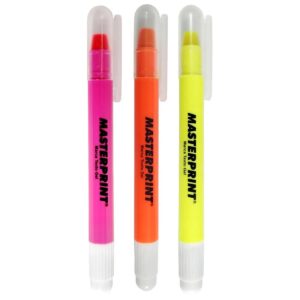 **Produto:** Kit 3 Cores Caneta Marca Texto em Gel Neon Ponta Retrátil Masterprint MP 613

**Cores Inclusas:**
- Amarela
- Laranja
- Rosa

**Descrição Detalhada:**

- **Tipo de Produto:** Caneta marca texto em gel, ideal para destacar informações em textos, documentos e anotações.
  
- **Ponta Retrátil:** O sistema de ponta retrátil proporciona facilidade e praticidade no uso, evitando o risco de secagem da tinta e garantindo que a ponta esteja sempre protegida quando não estiver em uso.

- **Tinta em Gel Neon:** A fórmula em gel oferece uma aplicação suave e uniforme, com cores vibrantes que destacam de maneira eficaz qualquer texto. A tinta é à base de água, o que facilita a limpeza e minimiza o risco de manchas.

- **Design Ergonômico:** As canetas possuem um corpo em plástico leve, com formato que se adapta confortavelmente à mão, permitindo longos períodos de uso sem desconforto.

- **Tampa com Clip:** A tampa possui um clip que permite prender a caneta em cadernos, bolsas ou estojos, garantindo que esteja sempre à mão.

- **Uso Versátil:** Ideal para estudantes, profissionais e qualquer pessoa que deseje organizar ou destacar informações importantes. Perfeito para uso em escritório, escola, ou em casa.

- **Dimensões:** Compactas e leves, facilitando o transporte e o armazenamento.

- **Quantidade:** O kit contém três canetas, proporcionando uma variedade de cores para diferentes necessidades de destaque.

- **Durabilidade:** A tinta em gel é projetada para ter uma boa durabilidade, assegurando que as cores permaneçam vibrantes por um longo período.

**Atributos e Categorias:**
- Categoria: Materiais de Escritório / Papelaria
- Subcategoria: Canetas e Marcadores
- Tipo: Marca Texto
- Cor: Amarelo, Laranja, Rosa
- Tipo de Ponta: Retrátil
- Tipo de Tinta: Gel
- Uso: Escolar, Profissional, Doméstico
- Marca: Masterprint
- Modelo: MP 613
- Quantidade: 3 unidades

Essas características fazem do Kit 3 Cores Caneta Marca Texto em Gel Neon Ponta Retrátil Masterprint MP 613 uma excelente escolha para quem busca qualidade e praticidade em seus materiais de escrita e organização.