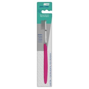 **Produto:** Escova Dental Pós Cirúrgica **Marca:** Needs **Categoria:** Cuidados Orais **Descrição do Produto:** A Escova Dental Pós Cirúrgica da marca Needs é projetada especialmente para proporcionar um cuidado delicado e eficaz após procedimentos dentários. Este modelo é ideal para pacientes que passaram por extrações dentárias, cirurgias gengivais e implantes, garantindo uma higienização segura e confortável. **Características Técnicas:** - **Tipo de Cerdas:** Ultra macias (dureza 30), permitindo uma limpeza eficaz sem causar irritação nas gengivas ou danos à mucosa bucal sensível. - **Design da Escova:** Possui um cabo ergonômico que proporciona uma pegada confortável, facilitando o manuseio durante a escovação, especialmente em áreas de difícil acesso. - **Cabeça da Escova:** A cabeça é projetada com um formato que permite alcançar facilmente os dentes e gengivas, promovendo uma higiene oral completa. - **Uso Recomendado:** Especialmente indicada para cuidados após procedimentos cirúrgicos dentários, ajudando na recuperação e manutenção da saúde bucal. - **Cor:** Cabo em rosa, com um design moderno e atraente. **Instruções de Uso:** Recomenda-se usar a escova com movimentos suaves e delicados para evitar qualquer desconforto. É ideal escovar pelo menos duas vezes ao dia, ou conforme a orientação do dentista. **Embalagem:** O produto é vendido em uma embalagem prática, que protege a escova e facilita o armazenamento. **Dimensões do Produto:** - Comprimento total: 19 cm - Largura da cabeça: 2,5 cm **Benefícios:** - Proporciona uma limpeza segura após cirurgias dentárias. - Minimiza o risco de irritação nas gengivas. - Ideal para pacientes em recuperação, ajudando na cicatrização. **Recomendações de Armazenamento:** Manter em local seco e arejado, longe da luz direta do sol. **Código de Barras:** [inserir código de barras, se disponível] **Atributos:** - Tipo: Escova dental - Dureza: Ultra macia - Cor: Rosa - Uso: P pós cirúrgico - Ideal para: Extrações, cirurgias gengivais, implantes **Categoria do Produto:** Higiene e Cuidados Pessoais > Cuidados Orais > Escovas de Dente
